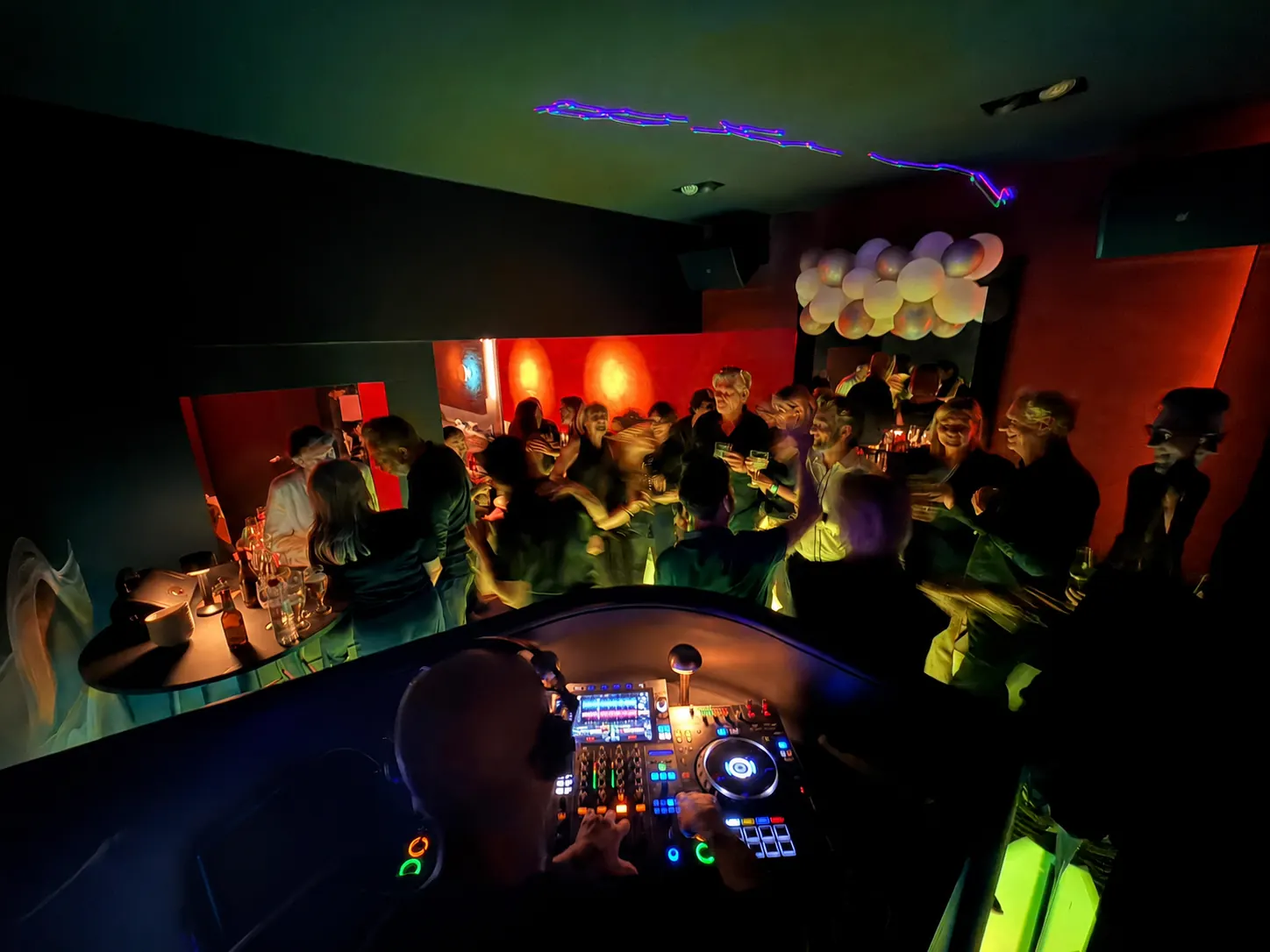 Dansvloer en DJ bij Floyd Kortrijk